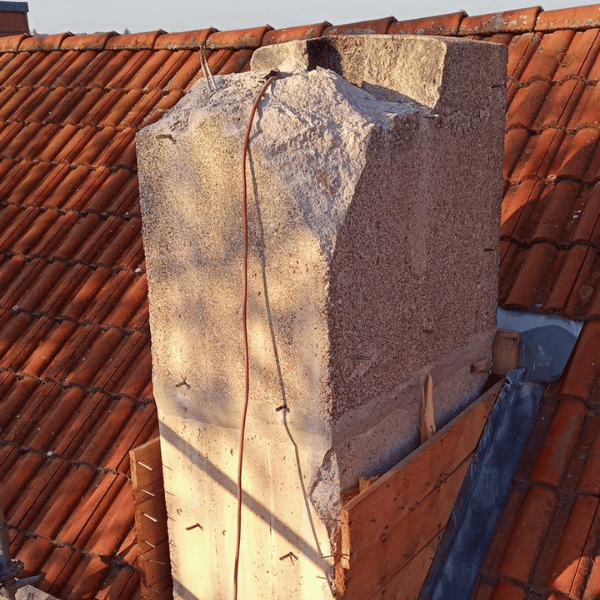 Betonschornstein auf dem Hausdach vor dem Abbruch – Beispiel für Fertigteilschornstein aus Beton