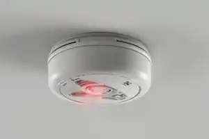 Rauchmelder an der Decke während einer Funktionsprüfung