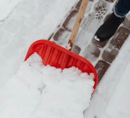Manuelle Schneeräumung eines Gehwegs im Rahmen des Winterdienstes in Weimar